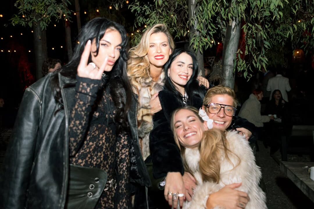 La repercusión en redes sociales creció con las fotos del reencuentro de los ex protagonistas de Casi Ángeles, reflejando la emoción generacional de la fiesta