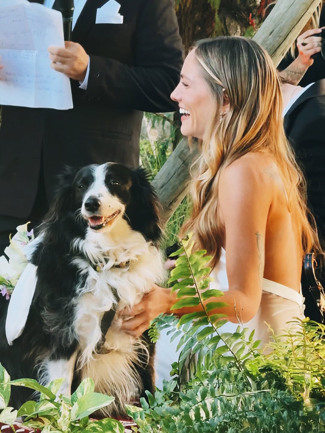 Rocío Igarzábal eligió un vestido minimalista en seda off white, diseñado por Angie Biani, que marcó tendencia con su sofisticación