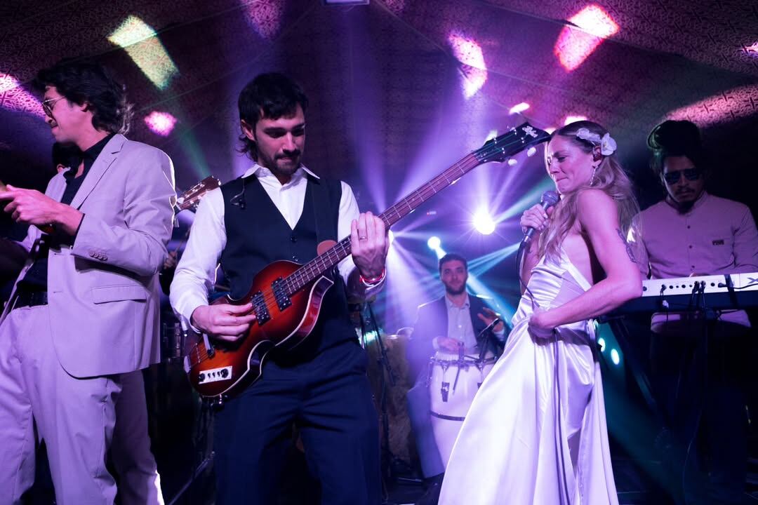 Rocío Igarzábal deslumbró con un vestido minimalista y romántico, diseñado por Angie Biani, que reflejó elegancia y frescura en la celebración nupcial