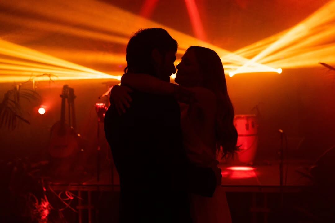 Momentos como el show musical de la pareja y la emoción colectiva marcaron el ritmo relajado y familiar de la boda junto al agua