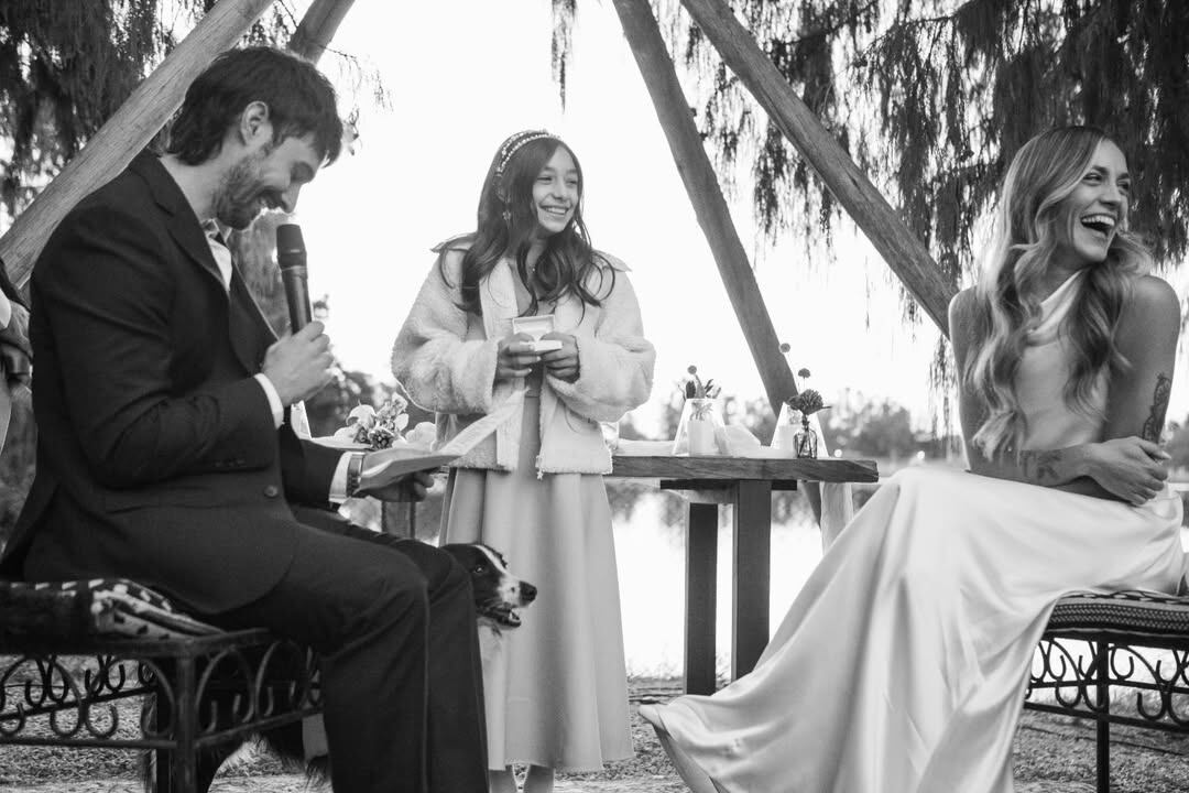 La ceremonia incluyó la participación especial de Lupe, hija de la pareja, quien esparció flores en el pasillo central