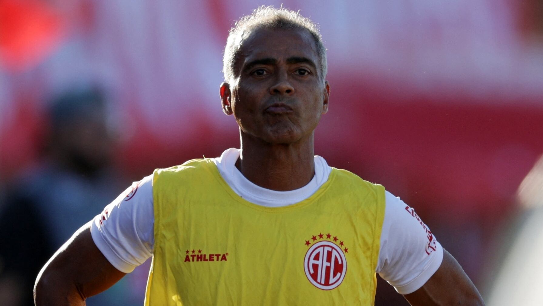 A los 60 años, sigue mostranso su talento con el balón cada vez que puede (REUTERS/Ricardo Moraes)