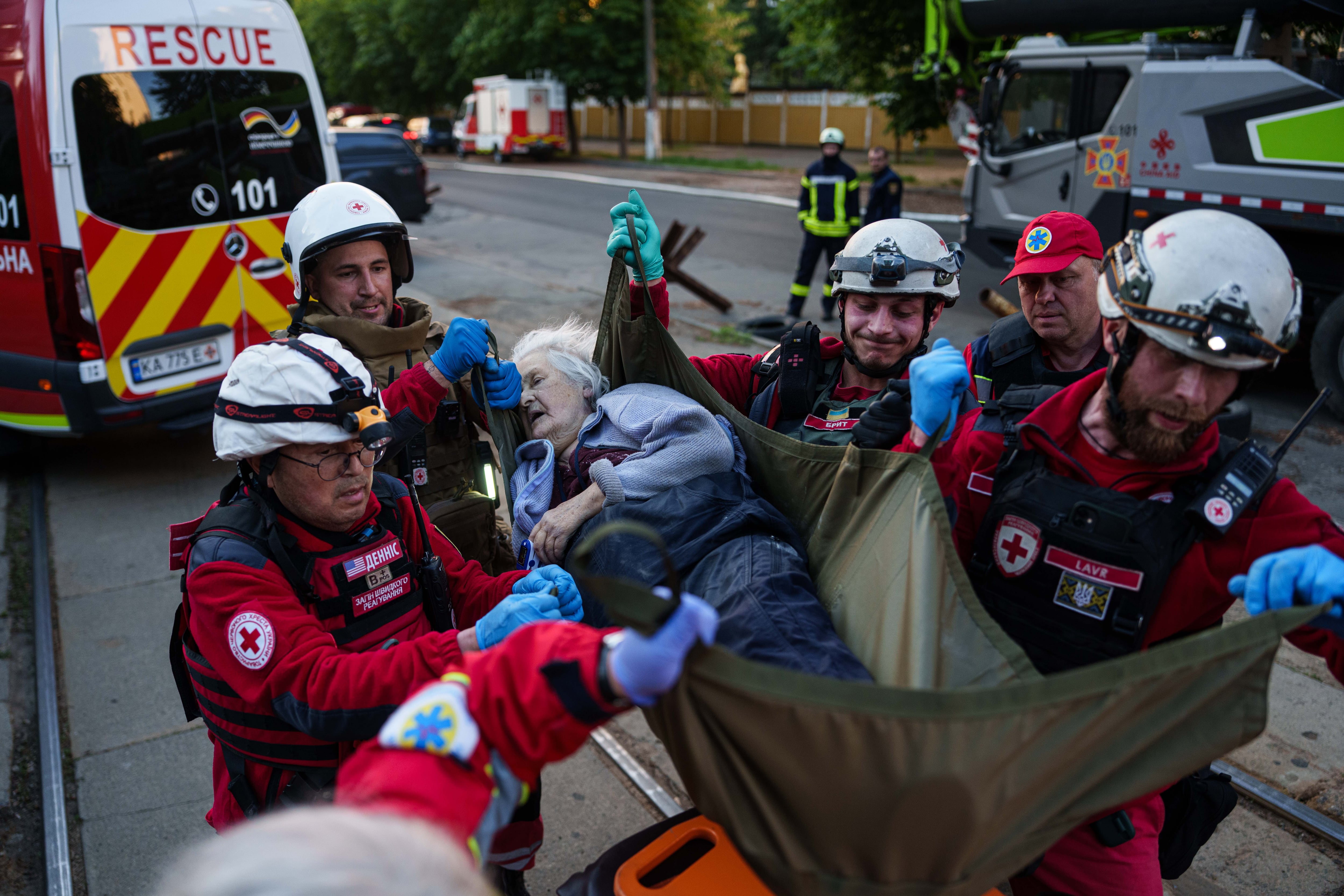 Bomberos y equipos de rescate combaten las llamas en un edificio residencial alcanzado por el ataque ruso del domingo sobre Kiev, el mayor bombardeo sobre la capital ucraniana en meses. (AP Photo/Evgeniy Maloletka)