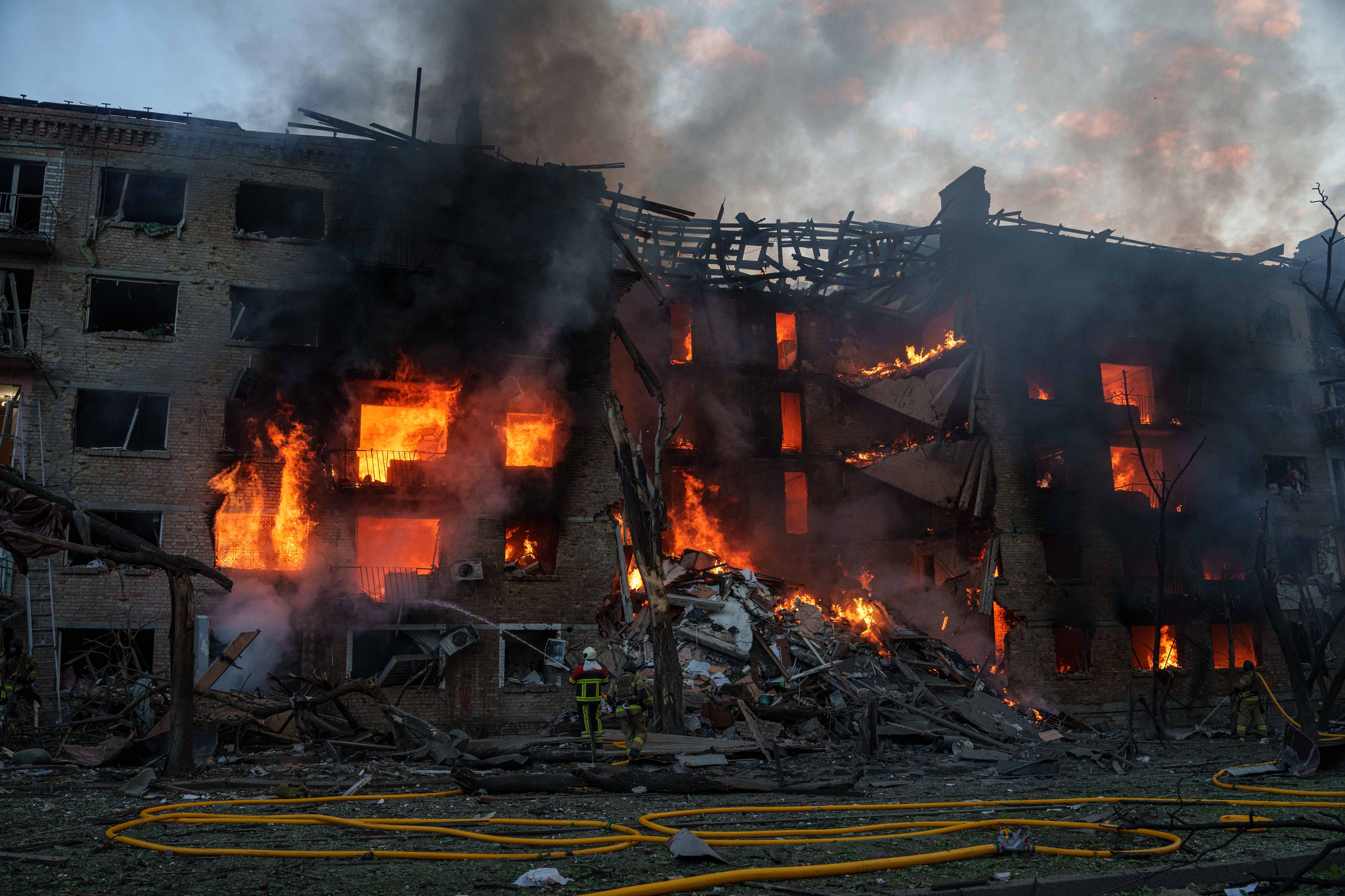 Bomberos y equipos de rescate combaten las llamas en un edificio residencial alcanzado por el ataque ruso del domingo sobre Kiev, el mayor bombardeo sobre la capital ucraniana en meses. (AP Photo/Evgeniy Maloletka)