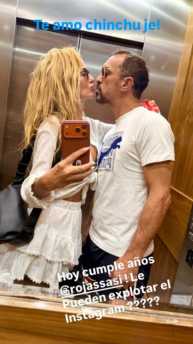 José Chatruc y Sabrina Rojas, la pareja del momento, comparten un apasionado beso en un ascensor, formalizando su amor mientras celebran el cumpleaños de la actriz en un momento íntimo capturado por ella misma.