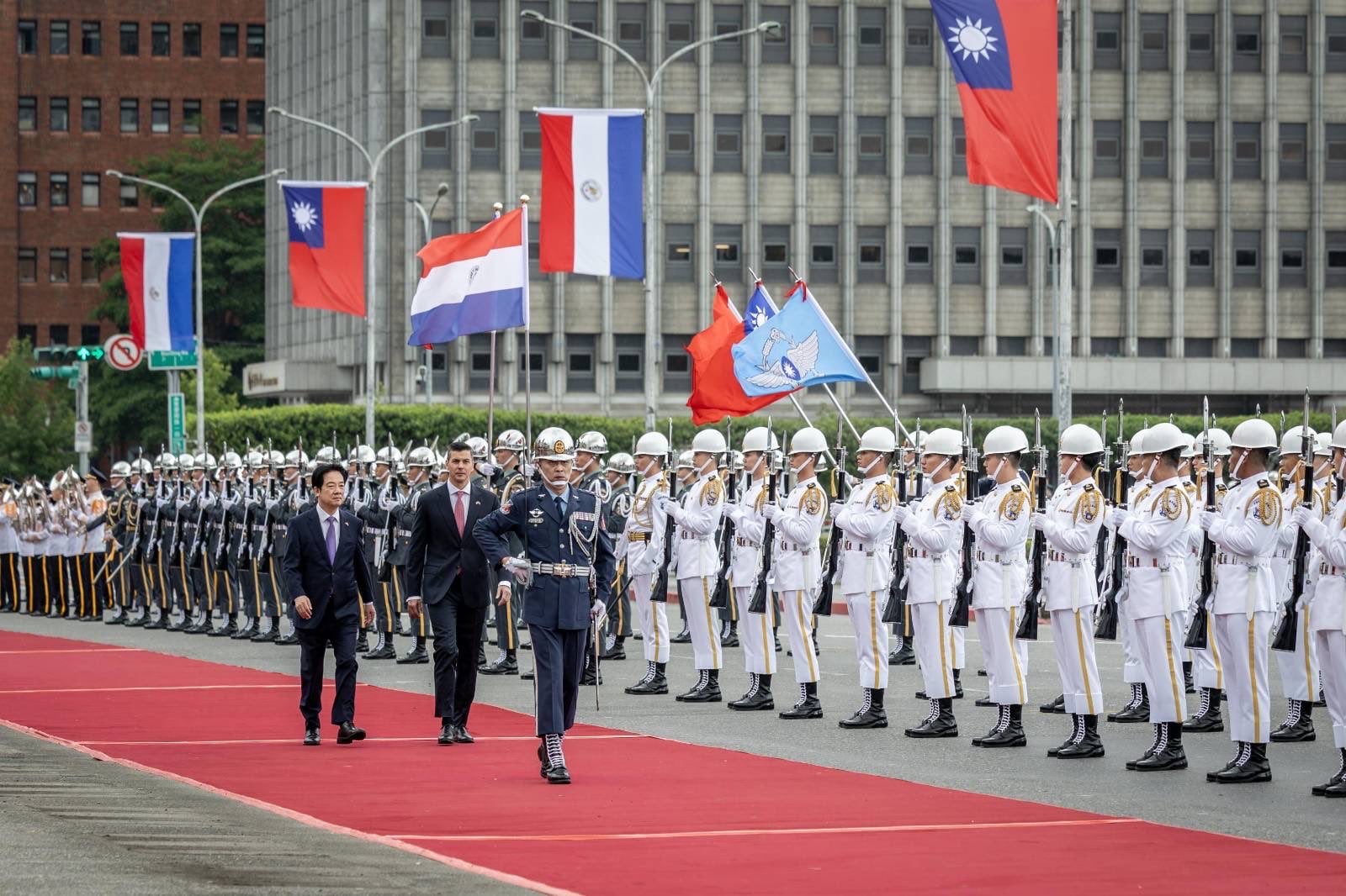 El Presidente Santiago Peña de Paraguay y su par taiwanés Lai Ching-te inspeccionan la guardia de honor en Taipei, reforzando más de 60 años de lazos diplomáticos y firmando un MOU sobre ciberseguridad. (Oficina del Presidente de Taiwán)