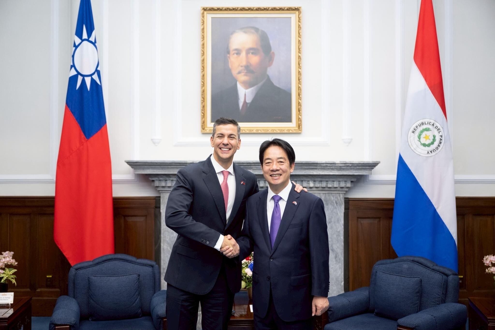 El presidente de Taiwán, Lai Ching-te, y el presidente de Paraguay, Santiago Peña, se estrechan la mano en el Edificio de la Oficina Presidencial, reafirmando la sólida relación bilateral entre ambas naciones. (Prensa Oficina del Presidente de Taiwán)