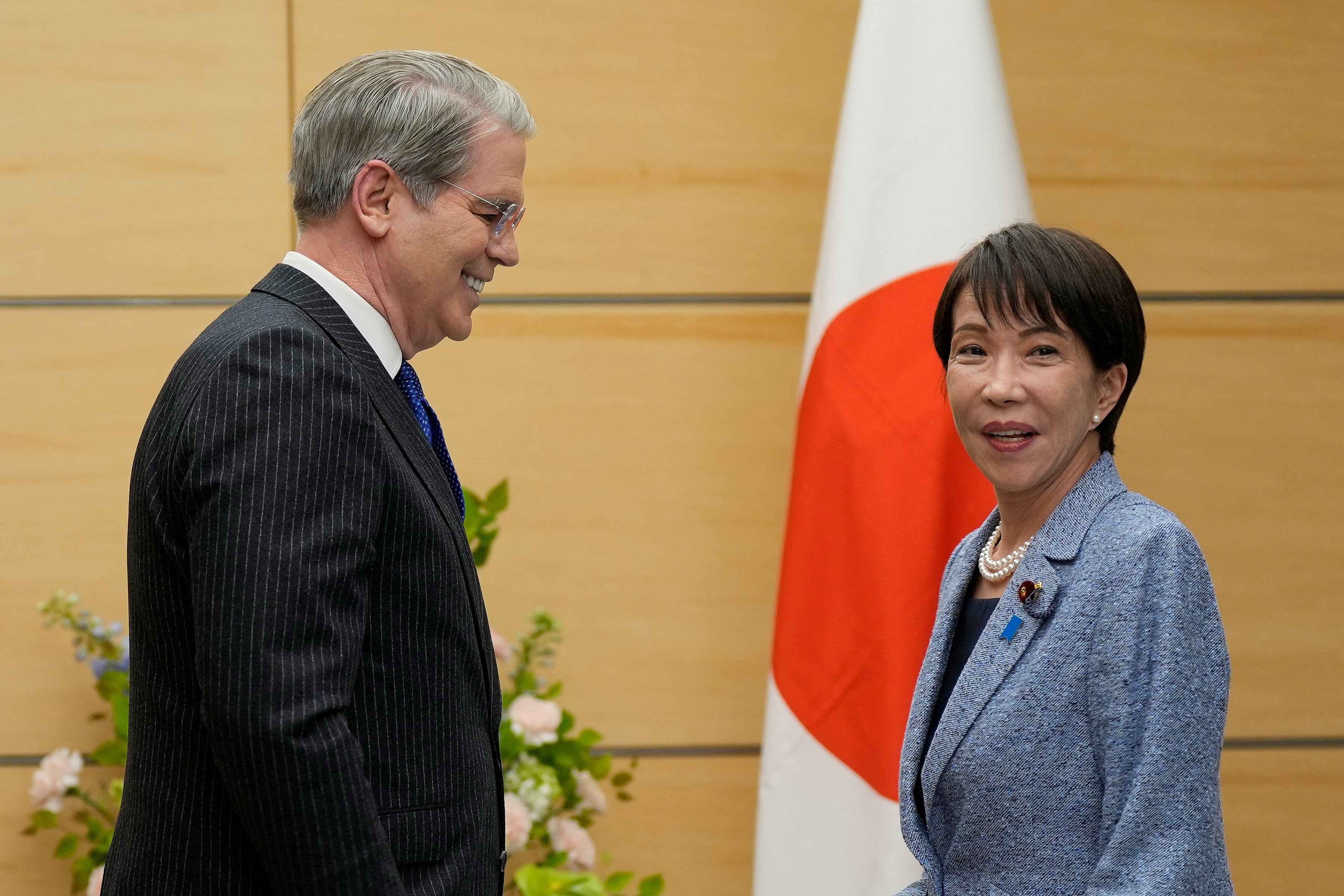 El secretario del Tesoro de EEUU, Scott Bessent, y la primera ministra japonesa, Sanae Takaichi (REUTERS)