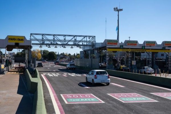Se bajó por un desperfecto en su camioneta en plena autopista, lo atropellaron y murió: buscan al conductor que se fugó
