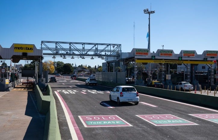 Se bajó por un desperfecto en su camioneta en plena autopista, lo atropellaron y murió: buscan al conductor que se fugó