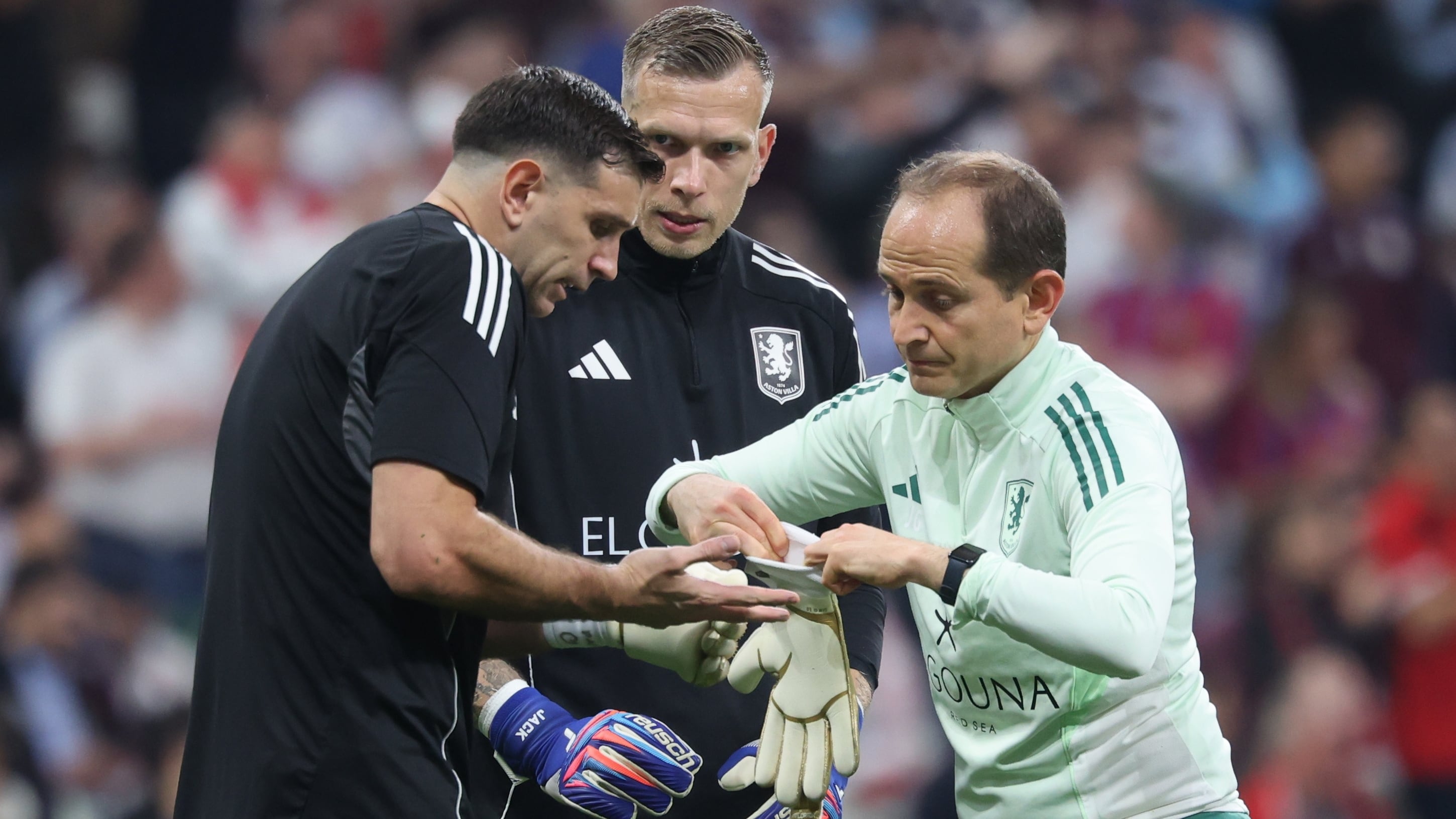 Dibu Martínez había solicitado un vendaje especial en su dedo anular antes de la final ganada con Aston Villa en la Europa League (Crédito: EFE/EPA/GEORGI LICOVSKI)