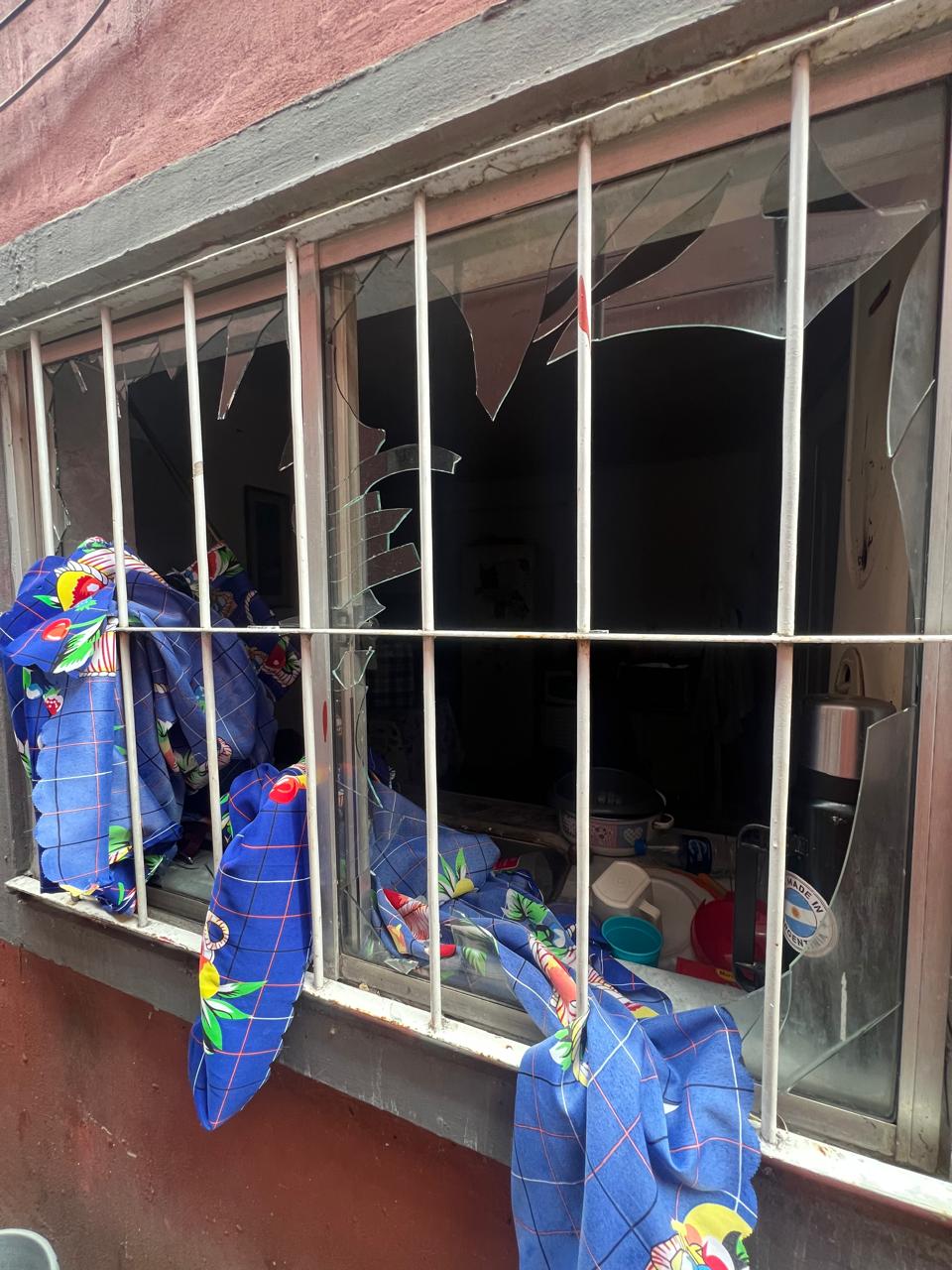 Así quedó la ventana tras la explosión