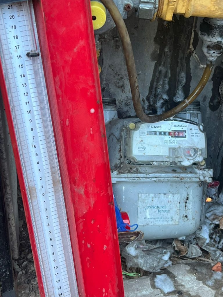 Se fue a bañar, prendió la luz y le estalló el calefón: la trágica muerte de una docente tras una explosión por una fuga de gas
