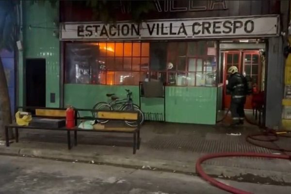 Se incendia un restaurante en Villa Crespo: trabajan 8 dotaciones de Bomberos y varias ambulancias