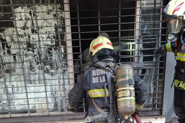 Se incendió un comercio en el barrio de Palermo y dos personas tuvieron que ser rescatadas