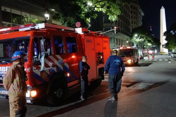 Se incendió un hotel en pleno centro porteño: hubo 6 heridos y 100 huéspedes evacuados