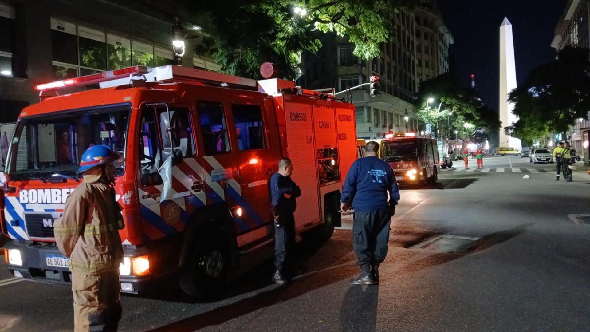 Se incendió un hotel en pleno centro porteño: hubo 6 heridos y 100 huéspedes evacuados
