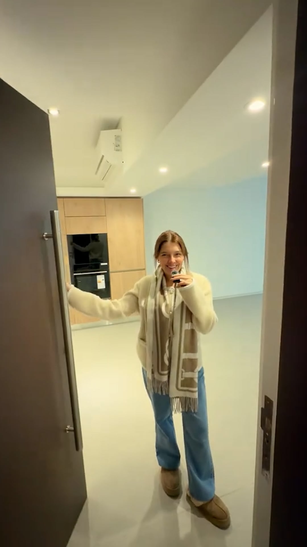 El room tour de la influencer muestra ambientes luminosos, con ventanales amplios y una zona social de concepto abierto que integra living y cocina
