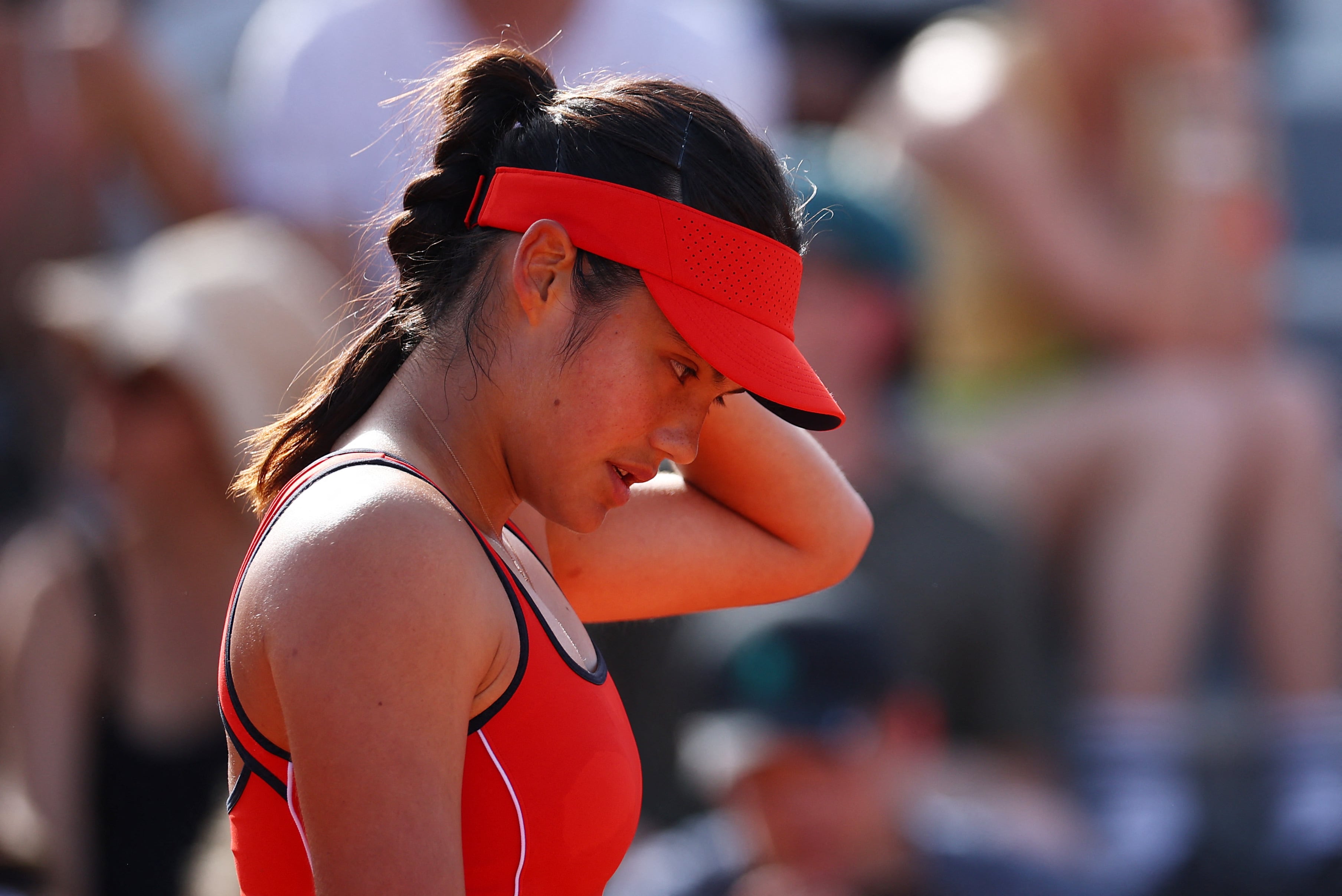 Emma Raducanu perdió en sets corridos ante la marplatense Solana Sierra en la primera ronda de Roland Garros (Crédito: REUTERS/Guglielmo Mangiapane)