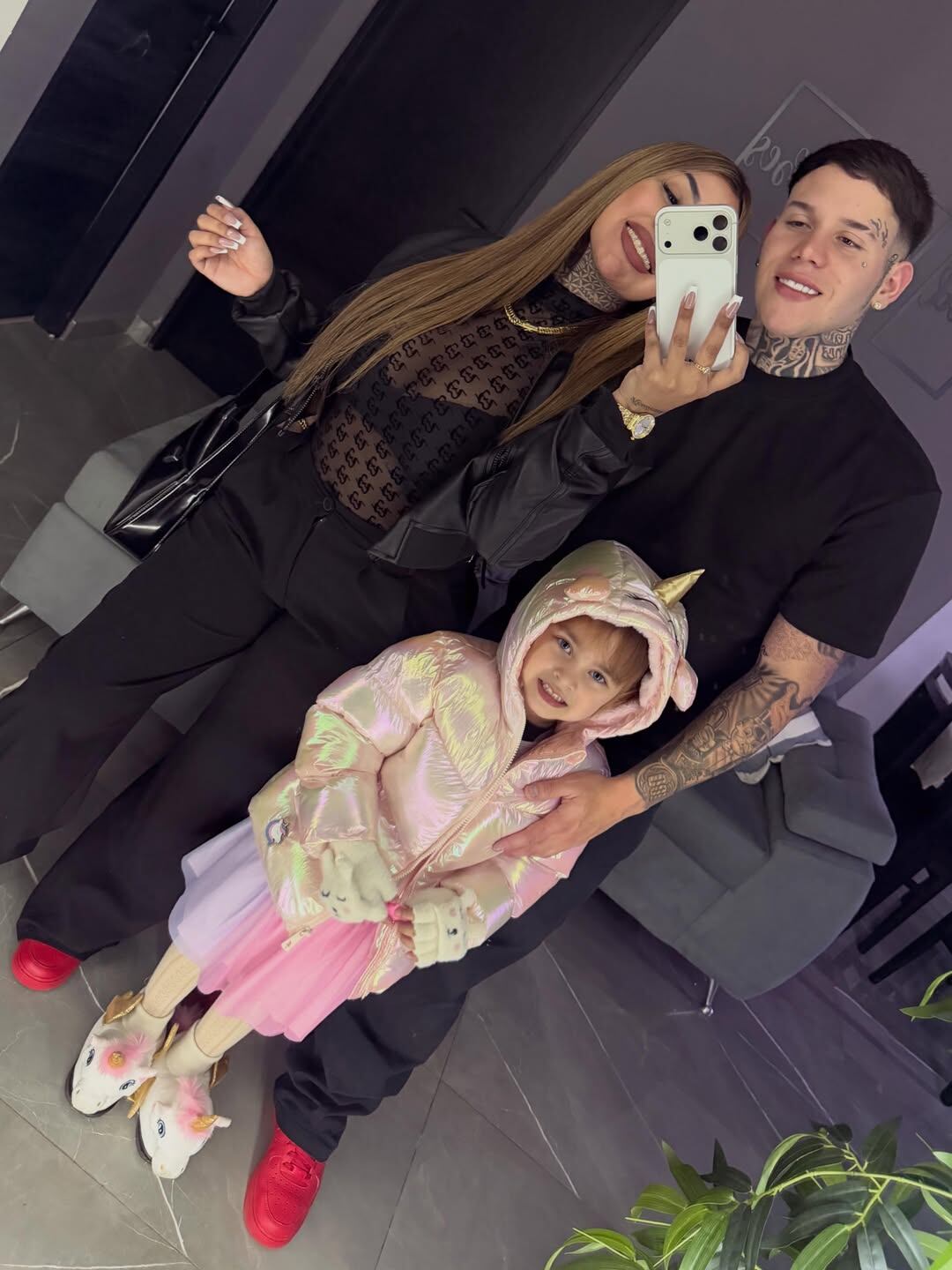 Tamara Báez y Thiago Martínez comparten un momento de felicidad junto a la pequeña Jamaica