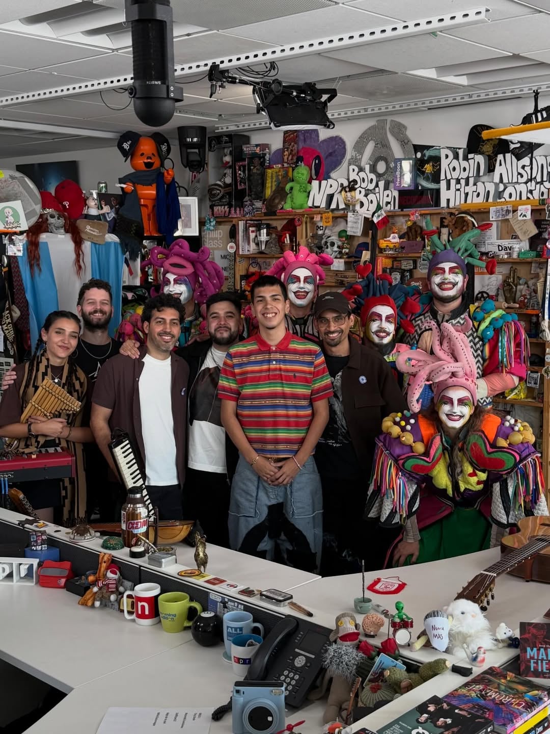 La multinstrumentista posando junto al cantante, su banda y los integrantes de Agarrate Catalina en Tiny Desk