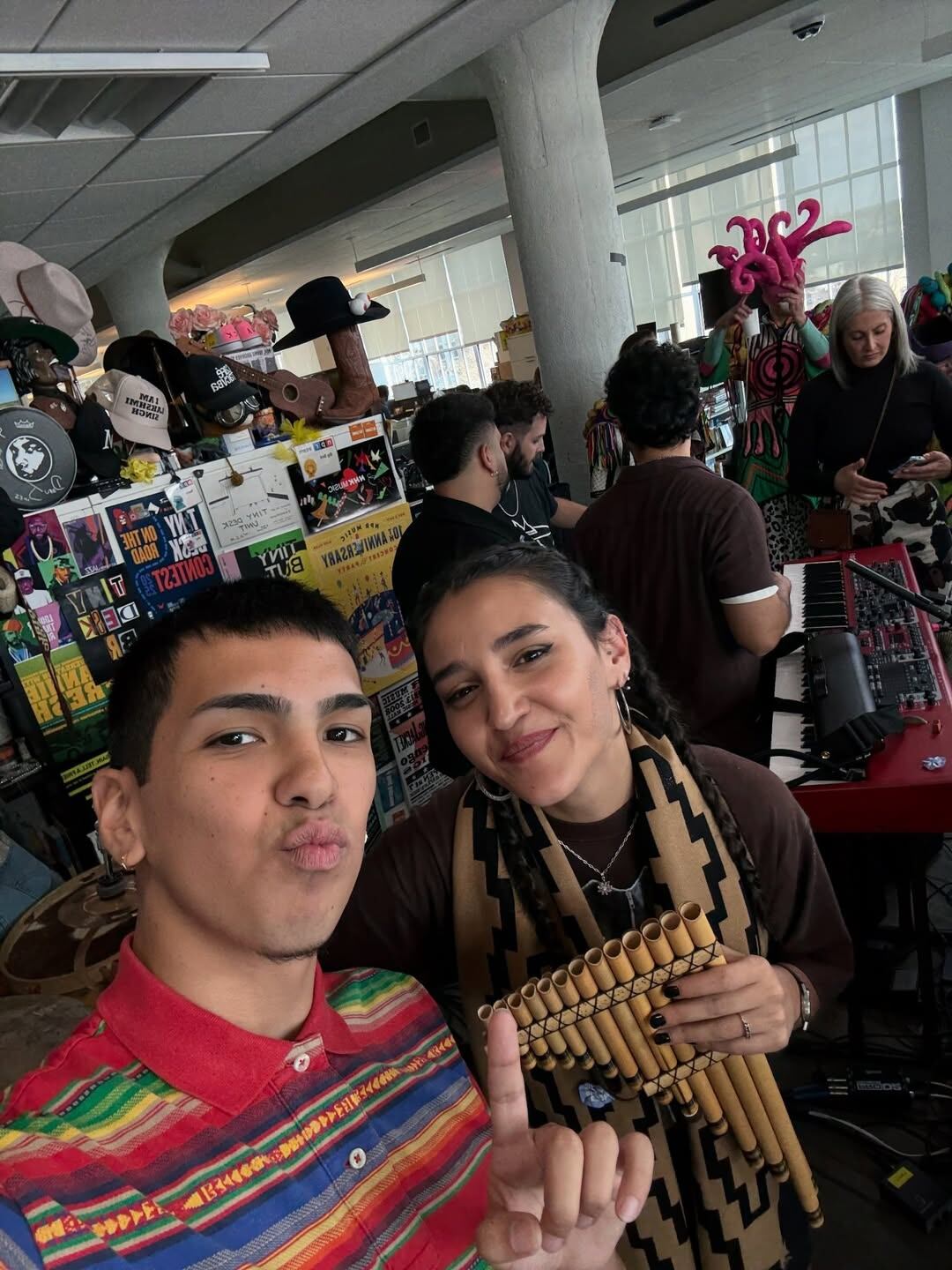 Milo J y Tamara Meschller en el Tiny Desk, el espacio que se volvió una plataforma mundial de artistas internacionales 