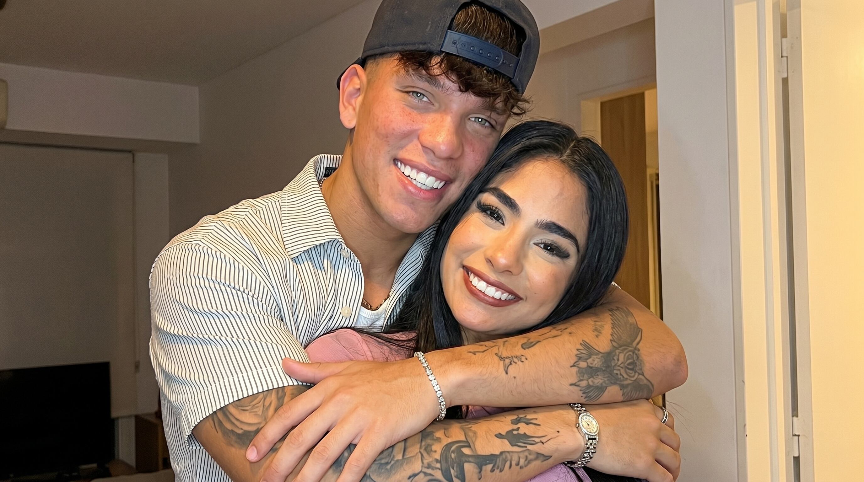 Nick Sícaro y Daniela Celis. Él de gorra y camisa a rayas, el look que objetaron los seguidores de Thiago