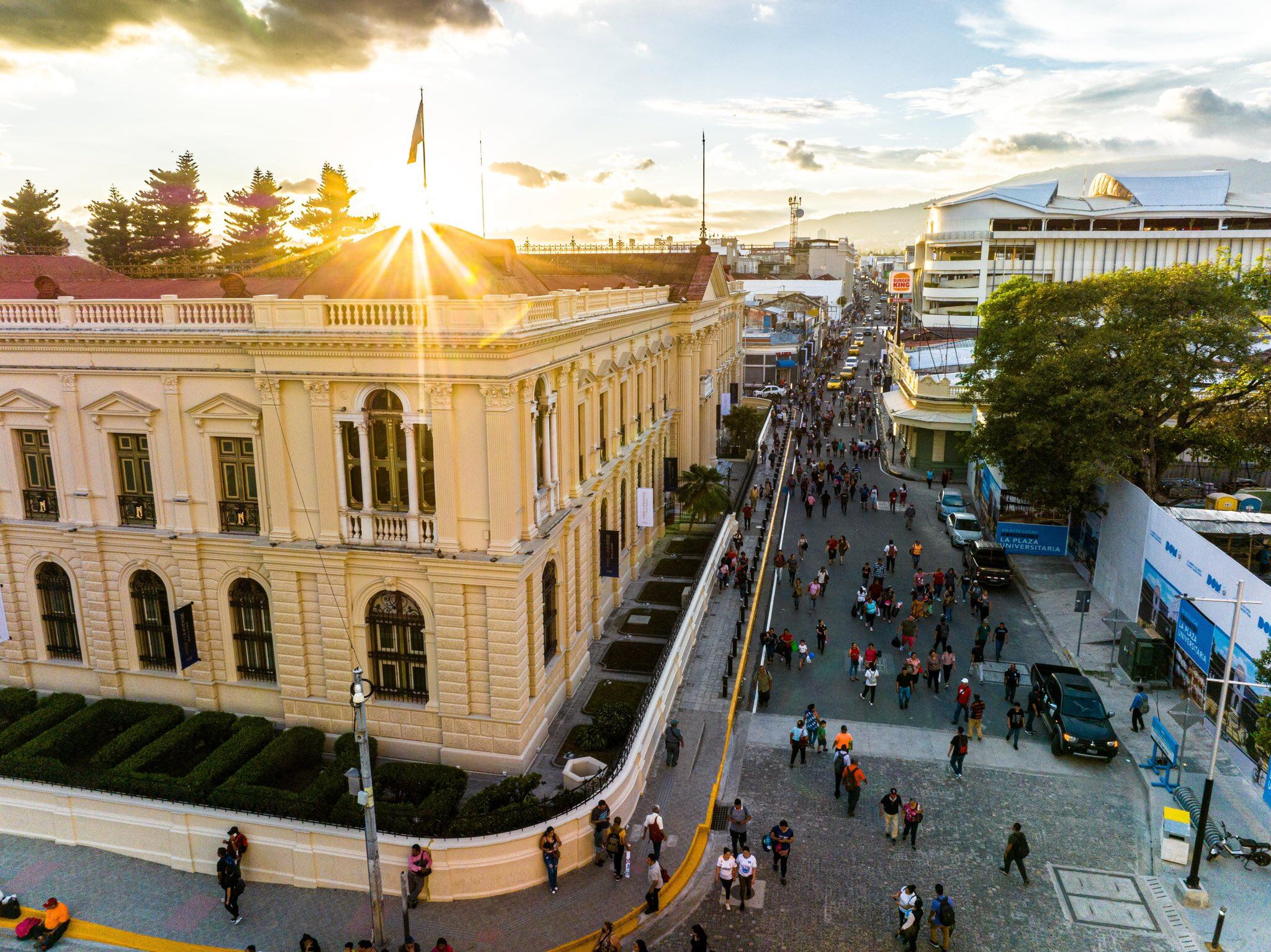 La alcaldía de San Salvador Centro emplea videovigilancia y campañas de concienciación para detectar y sancionar vertidos ilegales de residuos. (Foto cortesía Alcaldía de San Salvador)
