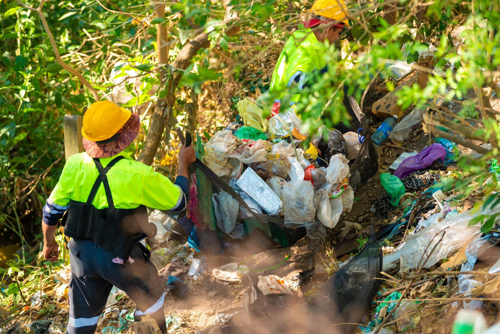 Se recolectan alrededor de 26,000 toneladas mensuales de desechos, con un 10 % extraído de espacios públicos y cuerpos de agua afectados por basureros clandestinos. (Foto: Alcaldía de San Salvador Centro)