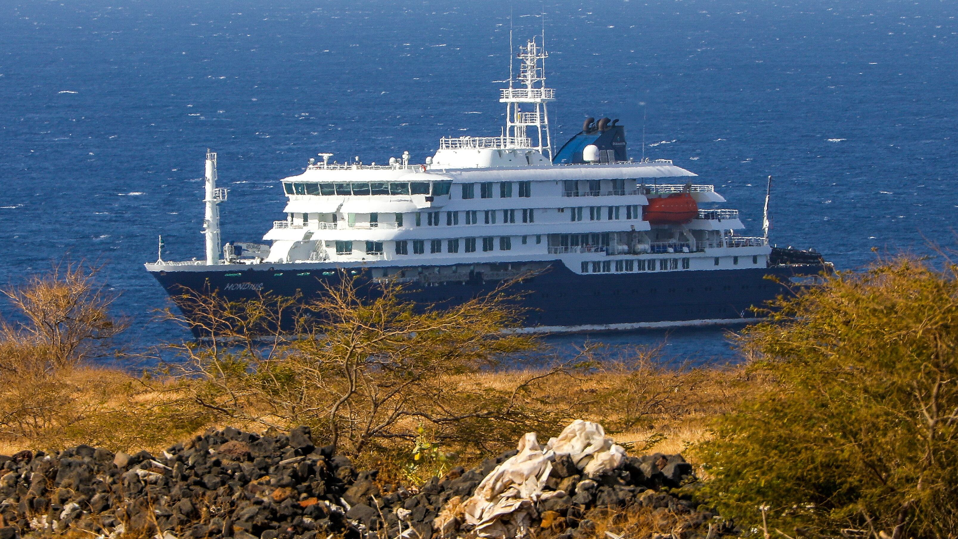 El crucero holandés MV Hondius (atrás), anclado frente a la costa de la ciudad de Praia en la isla de Santiago, Cabo Verde, este lunes 4 de mayo de 2026, después de que tres personas murieran a bordo a causa de un síndrome respiratorio agudo. La Organización Mundial de la Salud (OMS) informó de un caso confirmado y cinco casos sospechosos adicionales de infección por hantavirus en el buque que navega en el Océano Atlántico. Tres de los afectados han muerto y uno se encuentra actualmente en cuidados intensivos en Sudáfrica. (Cabo Verde, Sudáfrica) EFE/EPA/ELTON MONTEIRO 