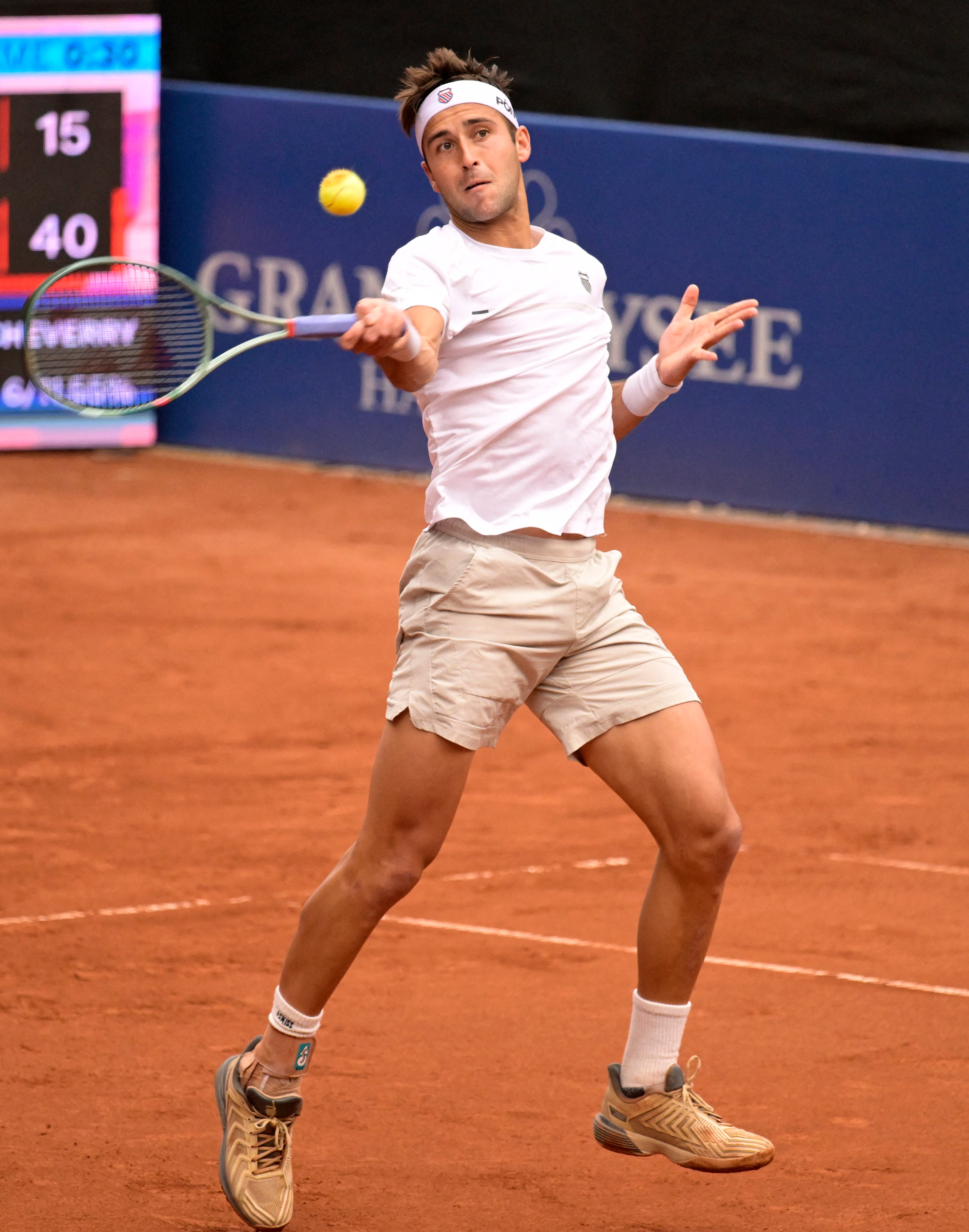 Tomás Etcheverry golpea el drive durante su partido ante Tommy Paul en Hamburgo (Crédito: REUTERS/Fabian Bimmer)