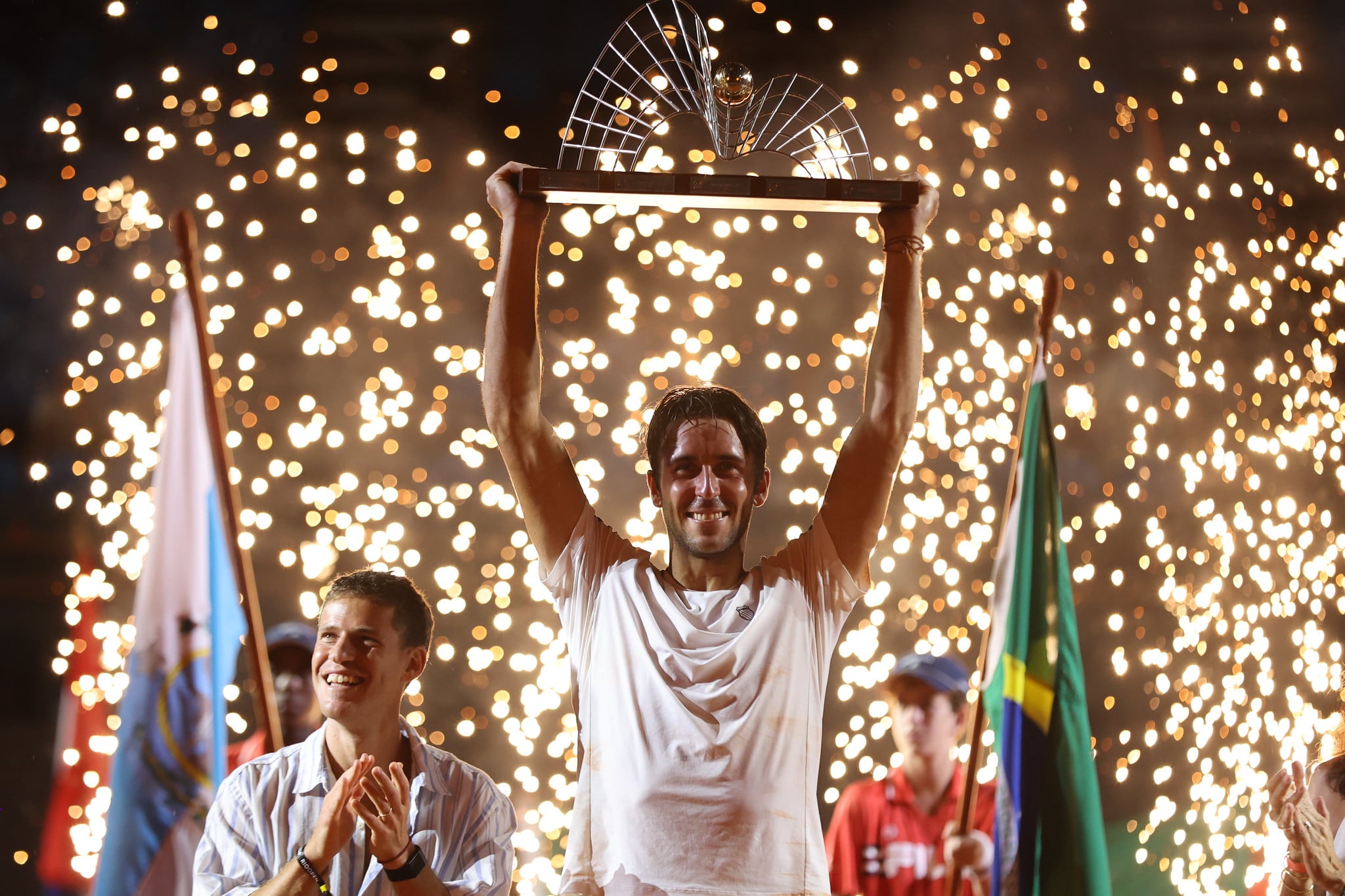 Tomás Etcheverry levantando el trofeo del título alcanzado en el ATP 500 de Río de Janeiro