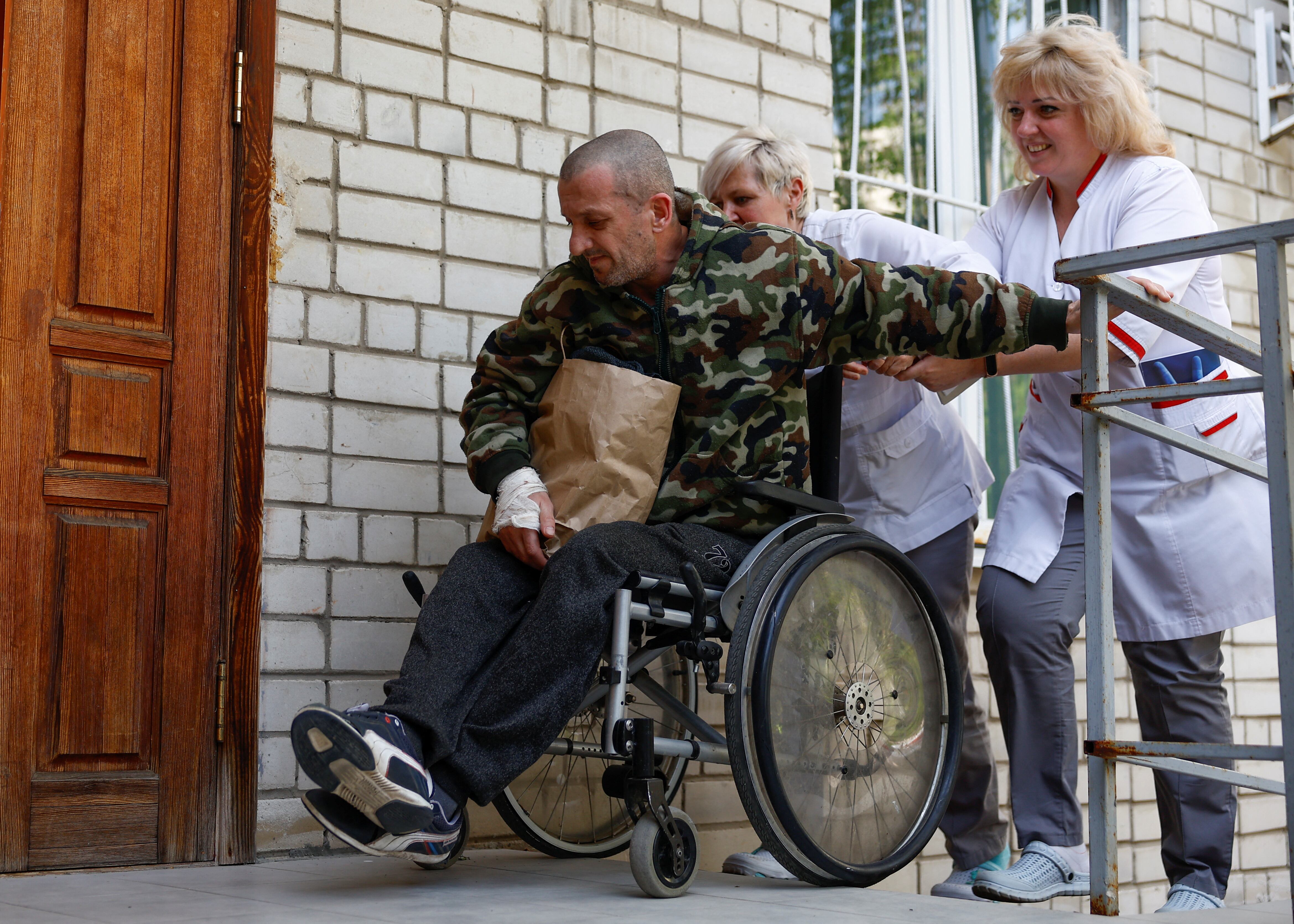 Personal médico asiste a un prisionero de guerra ucraniano a su regreso tras un intercambio de rehenes (REUTERS/Valentyn Ogirenko/Archivo)