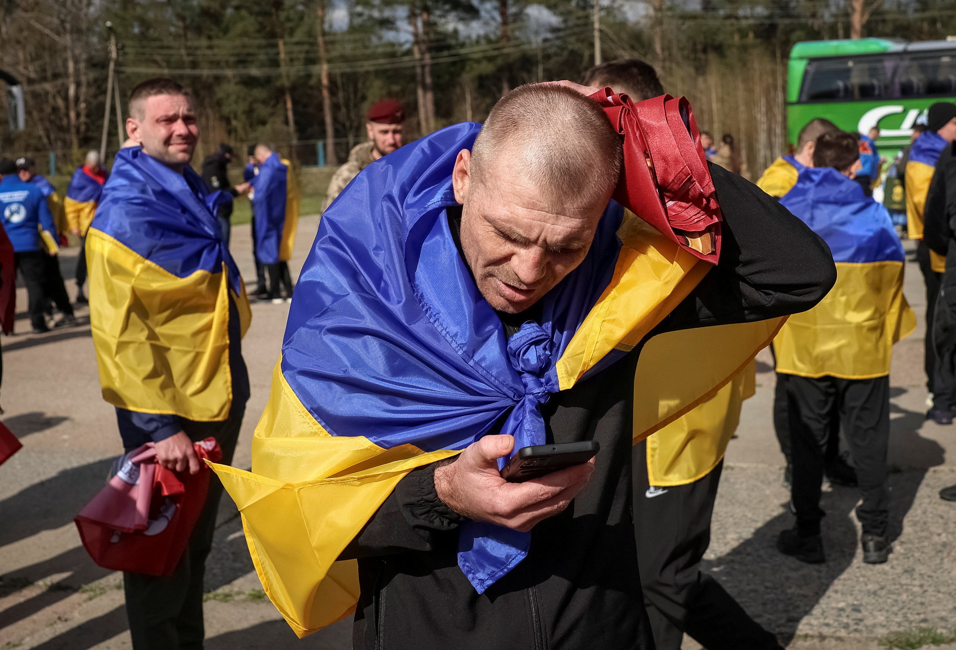 Prisioneros de guerra ucranianos reaccionan tras un intercambio, en medio de la invasión rusa de Ucrania, en un lugar desconocido de Ucrania, el 24 de abril de 2026. (REUTERS/Anatolii Stepanov)