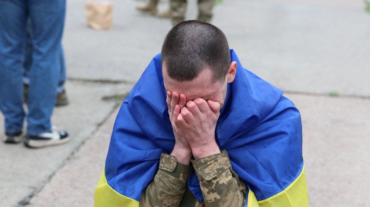 Un prisionero de guerra ucraniano reacciona después de un intercambio, el 11 de abril de 2026 (REUTERS)
