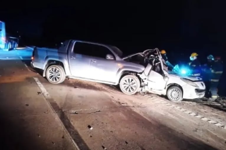 Murieron tres adultos y dos menores al chocar un auto y una camioneta (Fuente: Policia de Buenos Aires)