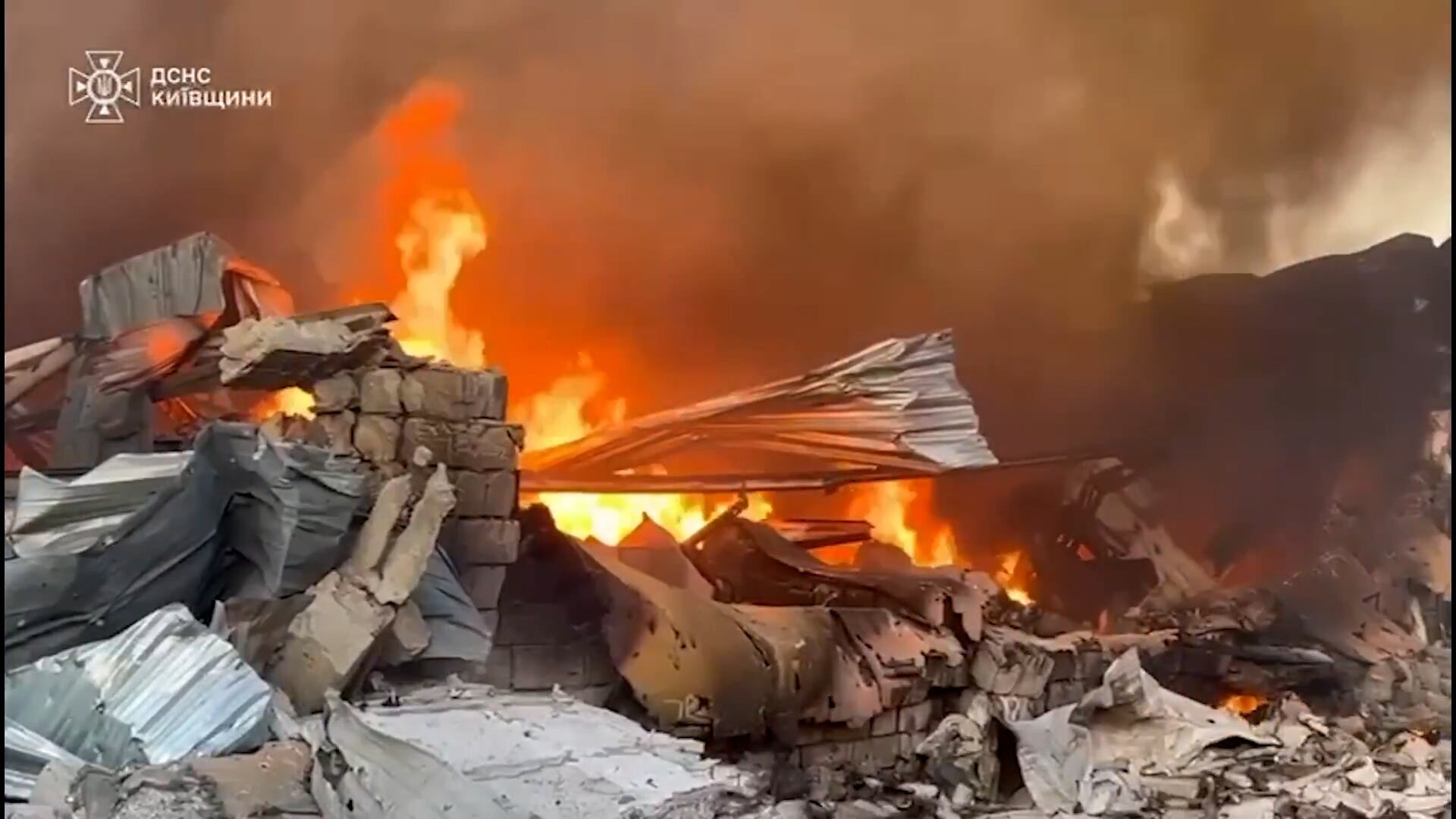 Un edificio se consume en llamas en Ucrania tras un ataque masivo denunciado por Volodimir Zelensky. (Captura de video)