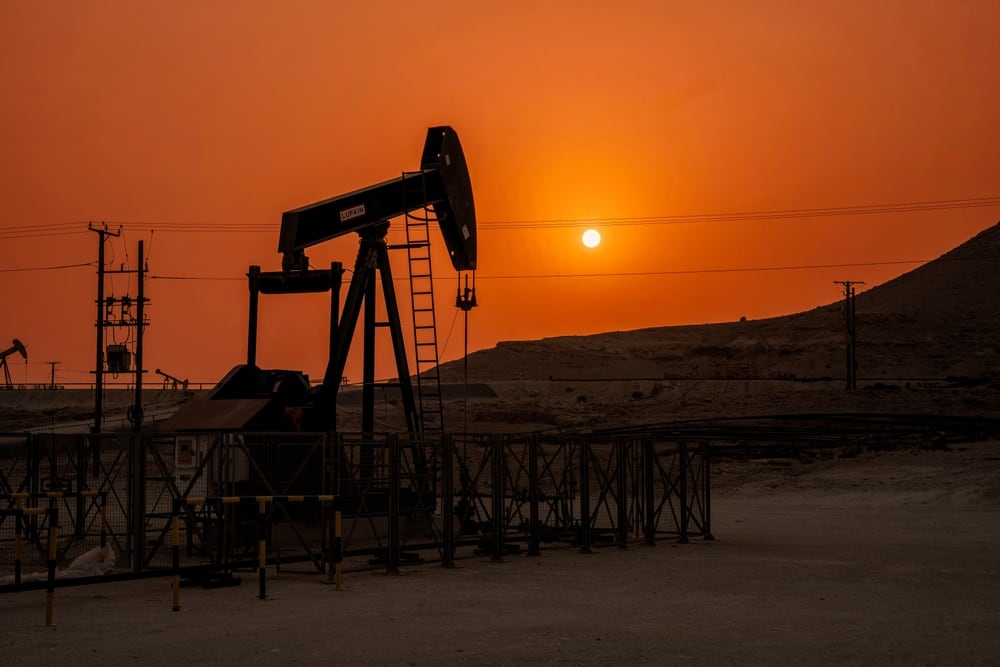 En las primeras operaciones asiáticas de este martes, el crudo estadounidense West Texas Intermediate subía levemente respecto del último precio negociado del lunes, aunque se mantenía 5,5% por debajo del cierre del viernes (Shutterstock)