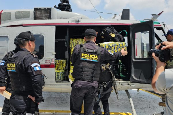 Trasladan a la capital de Guatemala cargamento de posible cocaína incautado en el Pacífico