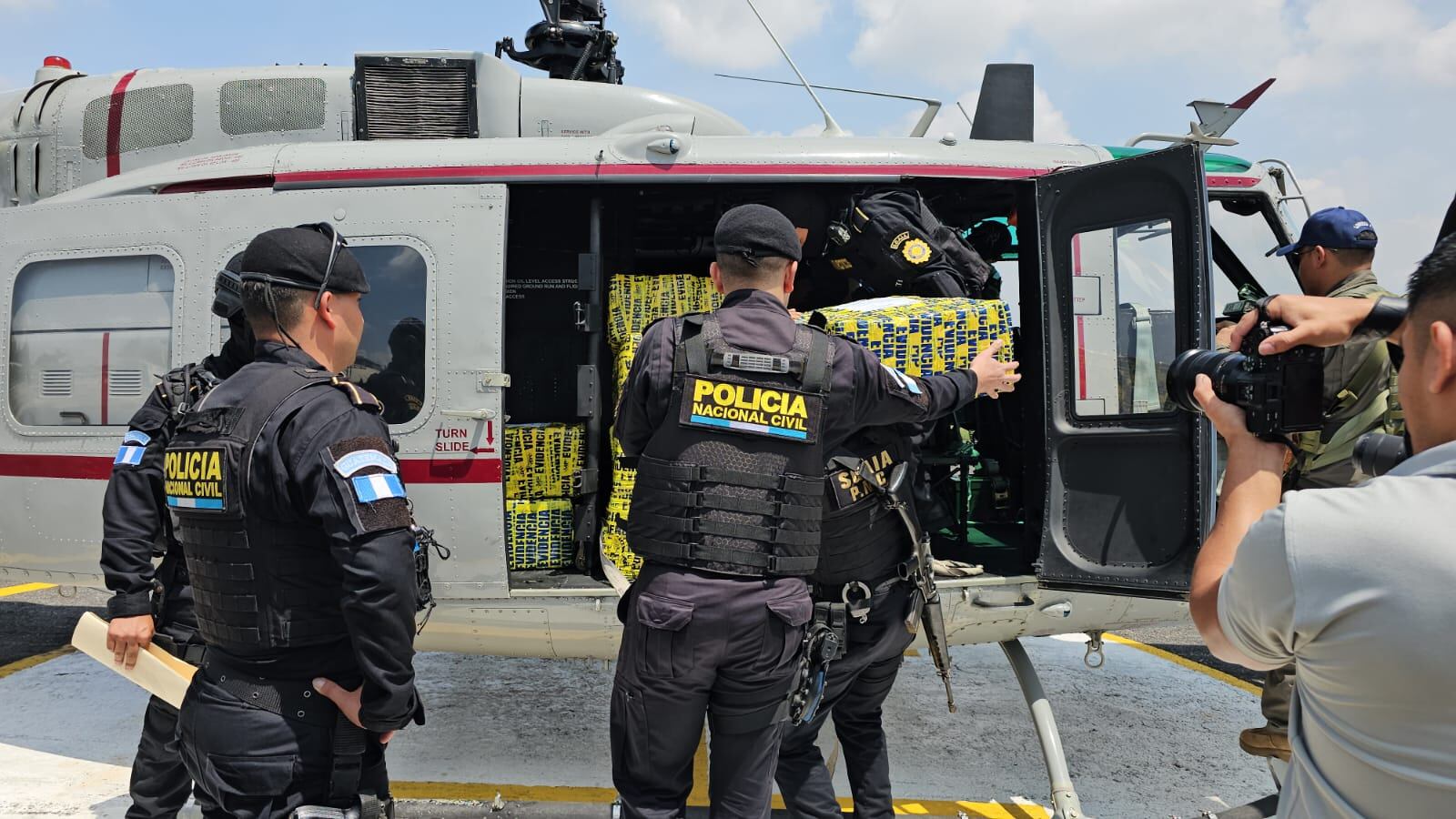 Trasladan a la capital de Guatemala cargamento de posible cocaína incautado en el Pacífico