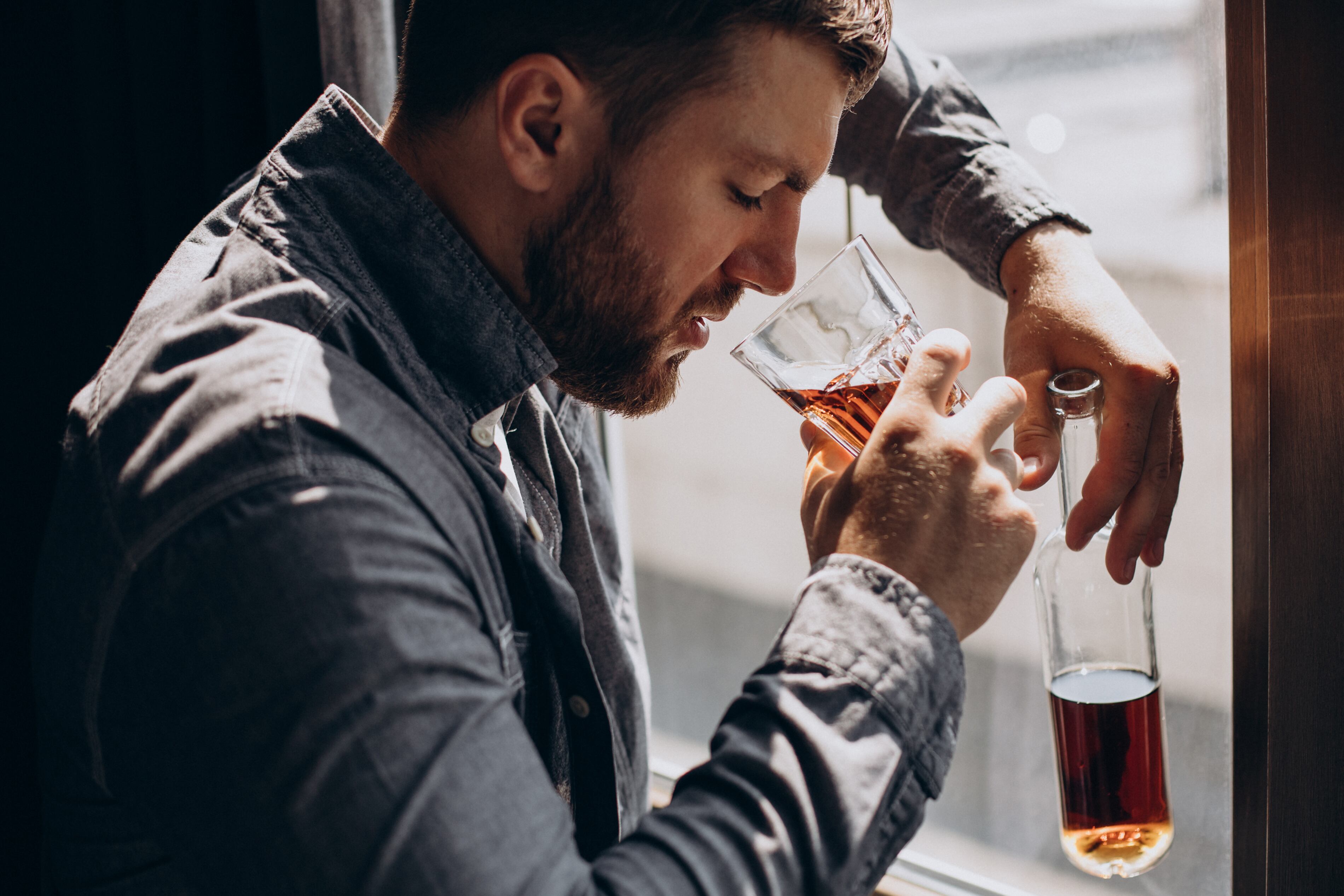 Más de 400 millones de personas sufren trastornos por consumo de alcohol en el mundo, según datos de la OMS y el NIAAA/ Freepik