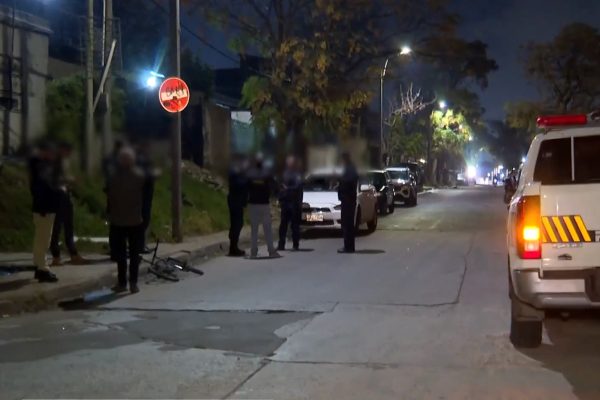 Triple crimen en Uruguay: cinco personas vestidas de negro entraron a boca de drogas y dispararon 50 veces