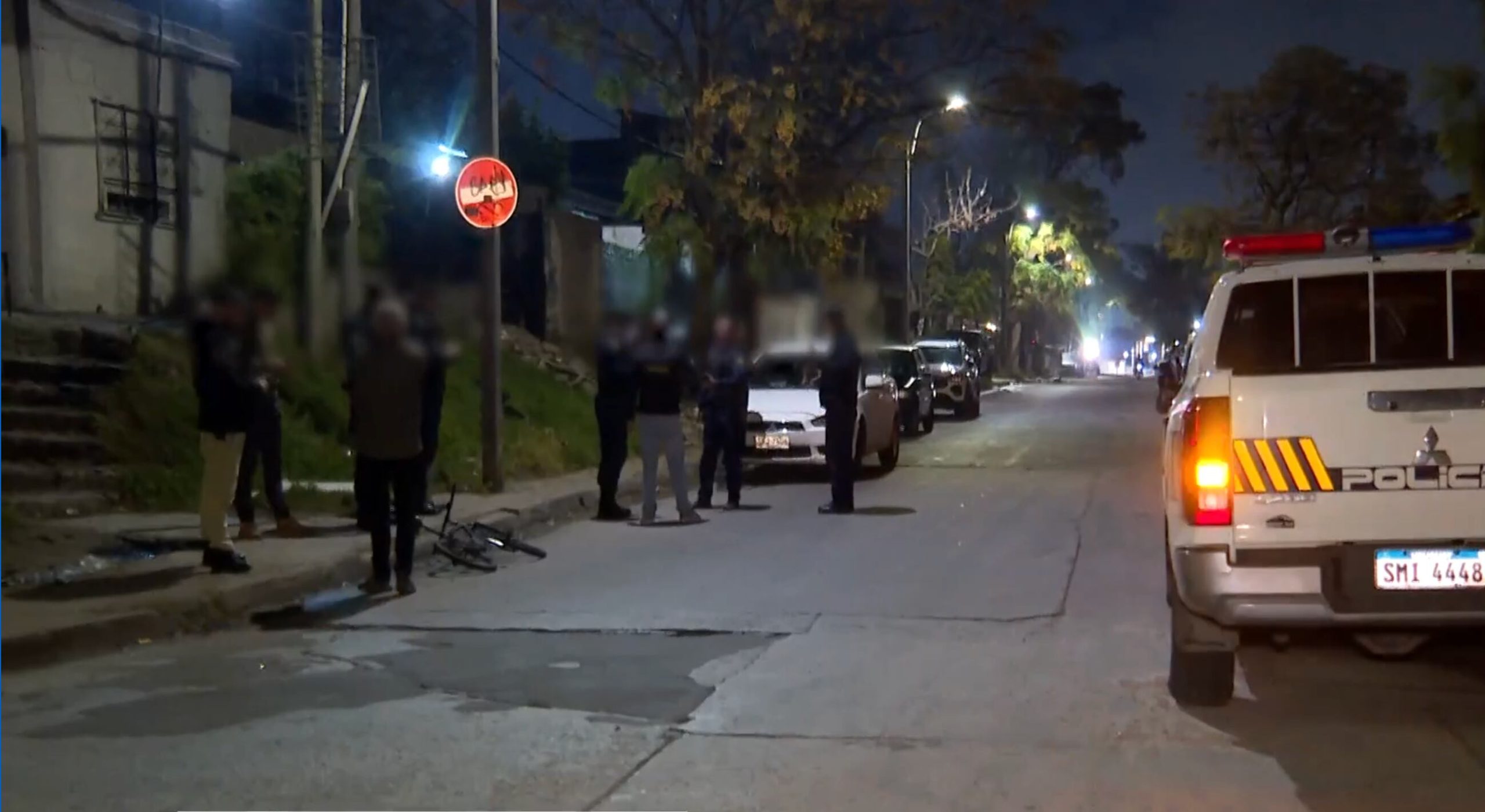 Triple crimen en Uruguay: cinco personas vestidas de negro entraron a boca de drogas y dispararon 50 veces
