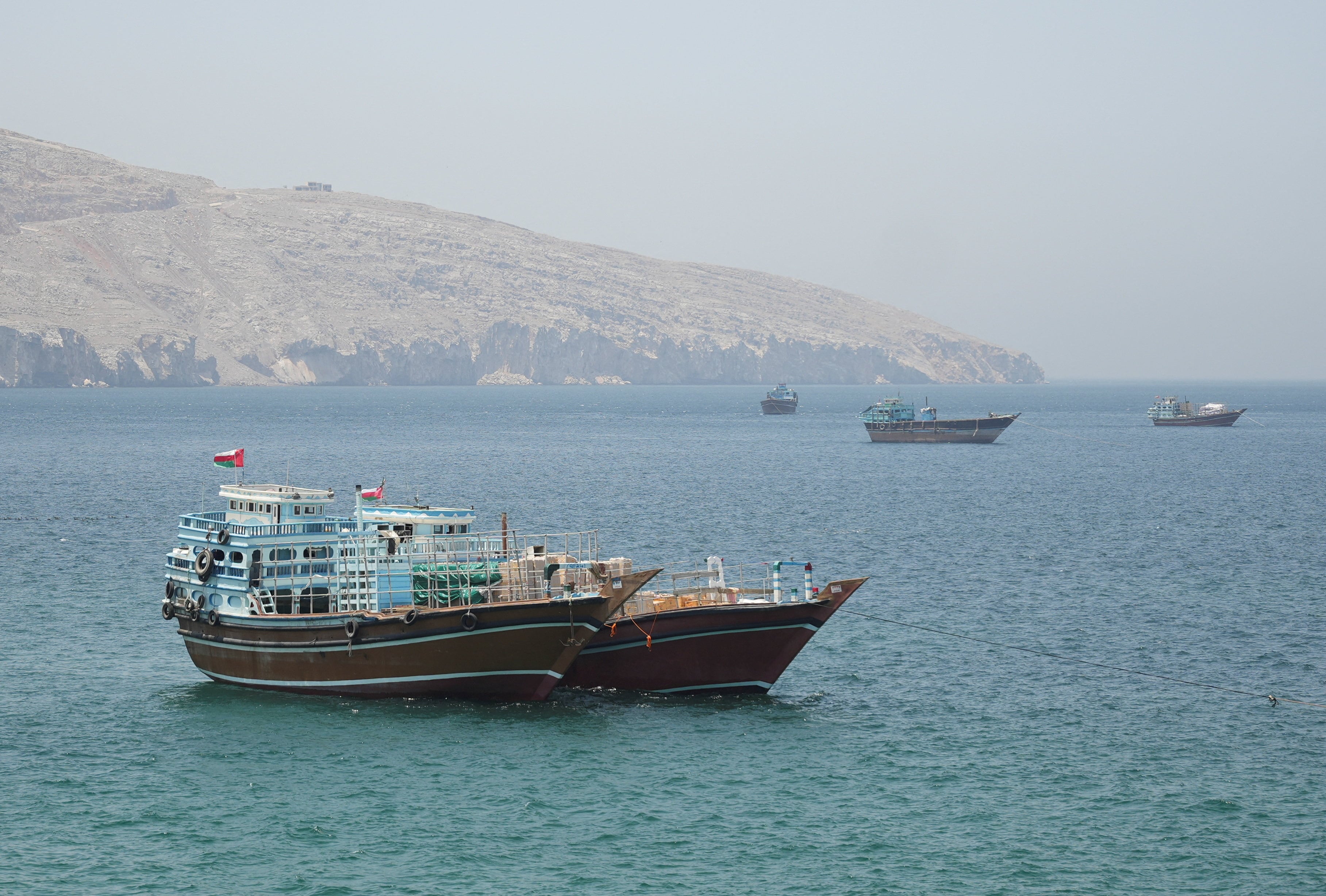 Las declaraciones del mandatario estadounidense llegaron después de que la agencia británica de seguridad marítima UKMTO reportara que “personal no autorizado” abordó un barco anclado frente al puerto emiratí de Fujairah y lo dirigía hacia Irán (REUTERS)