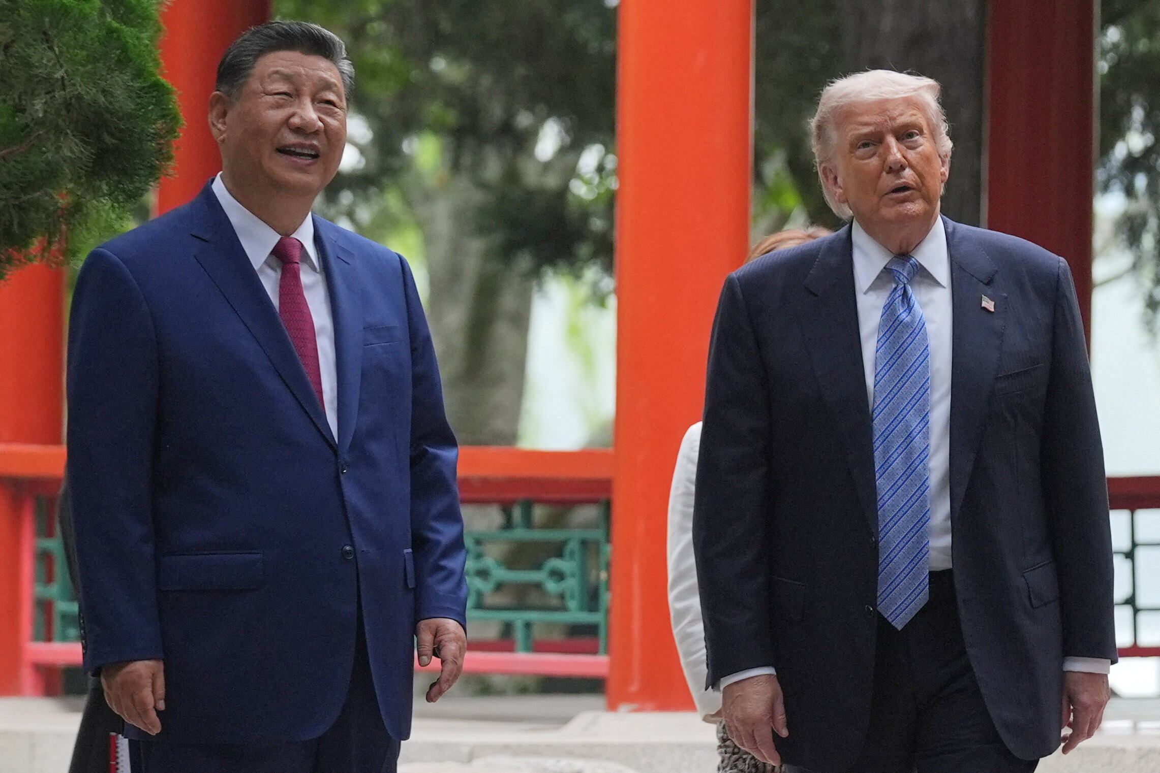 Según la Casa Blanca, Xi expresó durante las conversaciones su oposición a la militarización del estrecho y a cualquier intento de imponer peajes para su utilización (REUTERS)