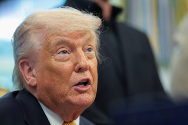 Trump dijo que destructores de Estados Unidos repelieron un ataque iraní en Ormuz y advirtió con una respuesta “mucho más violenta” si no hay acuerdo