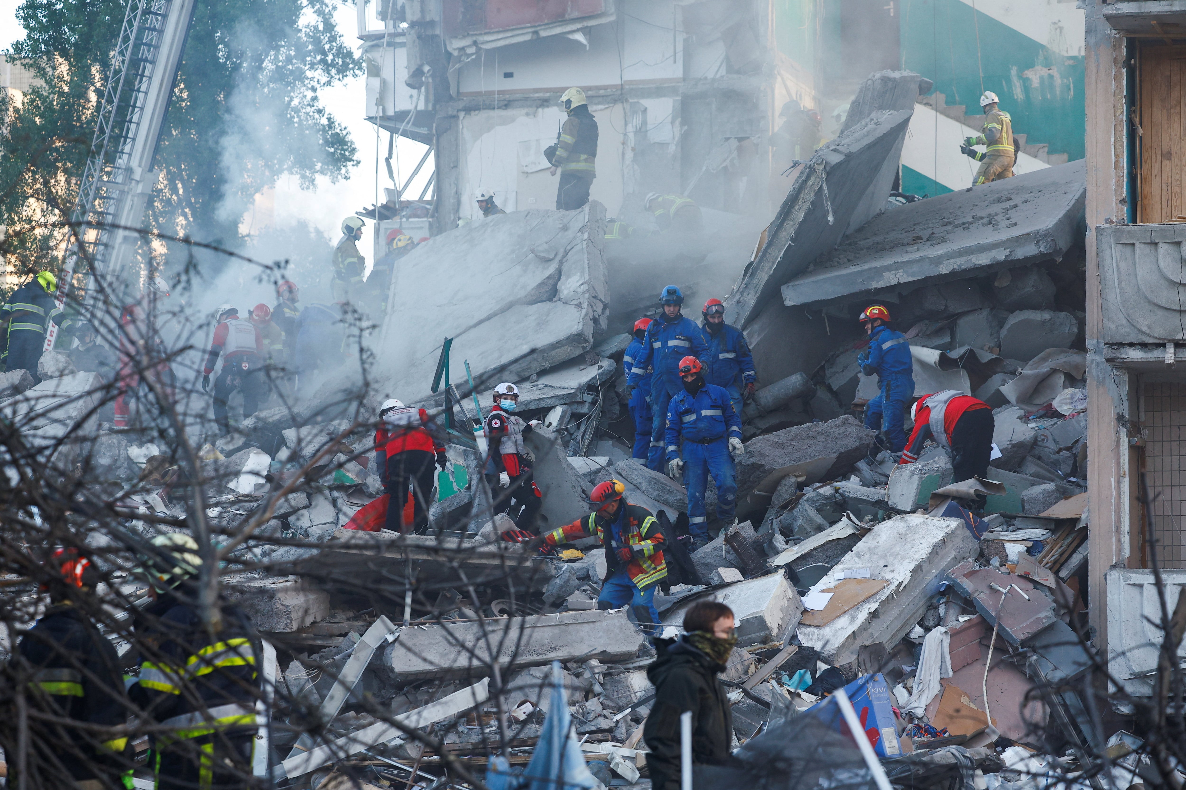 Equipos de emergencia inspeccionan un edificio residencial alcanzado por bombardeos rusos en Kiev tras una nueva ofensiva aérea contra la capital ucraniana (REUTERS)