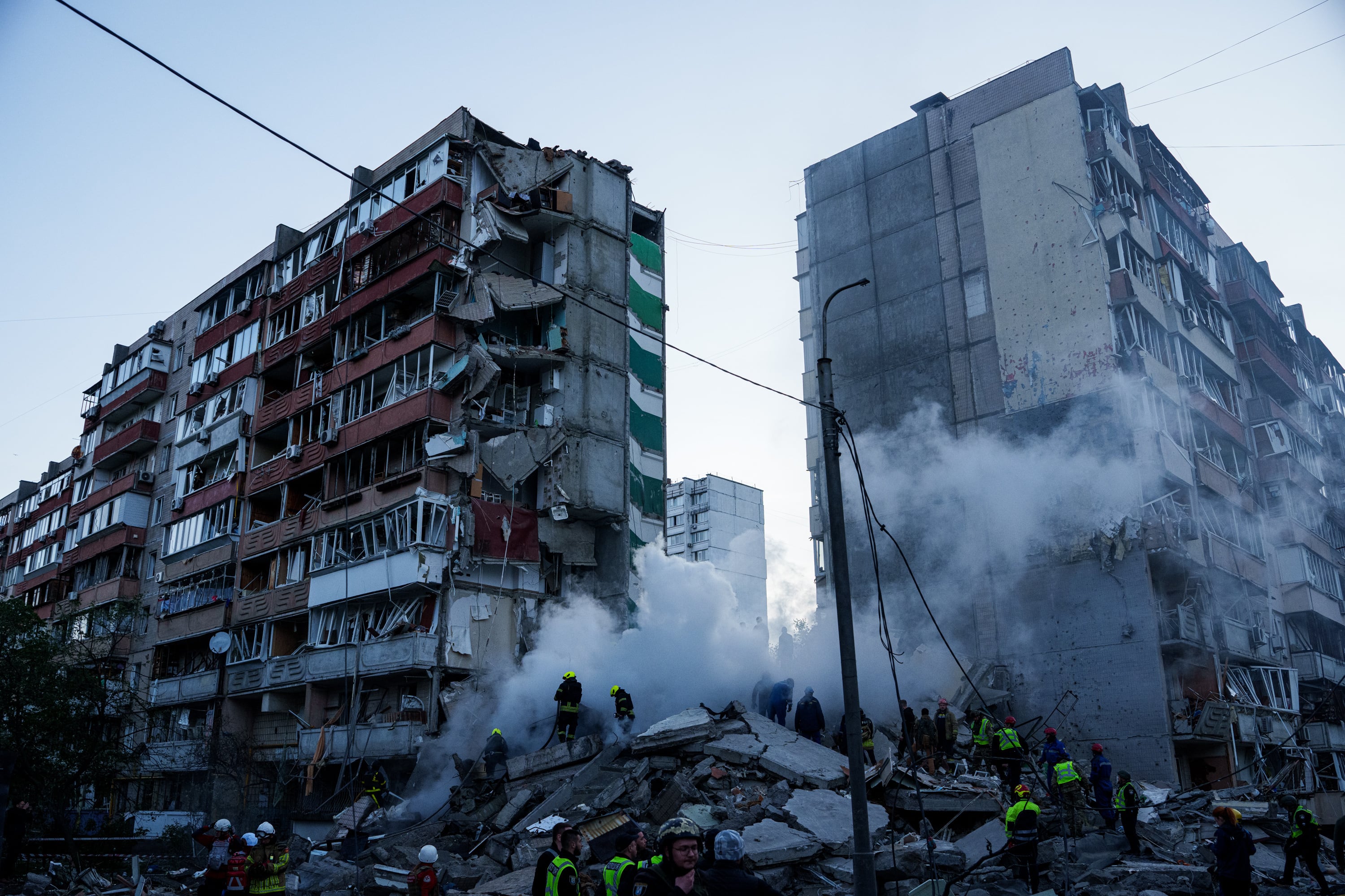 Equipos de rescate trabajan entre los escombros de un edificio destruido tras uno de los mayores ataques rusos registrados sobre Kiev desde el inicio de la guerra (Evgeniy Maloletka /AP)