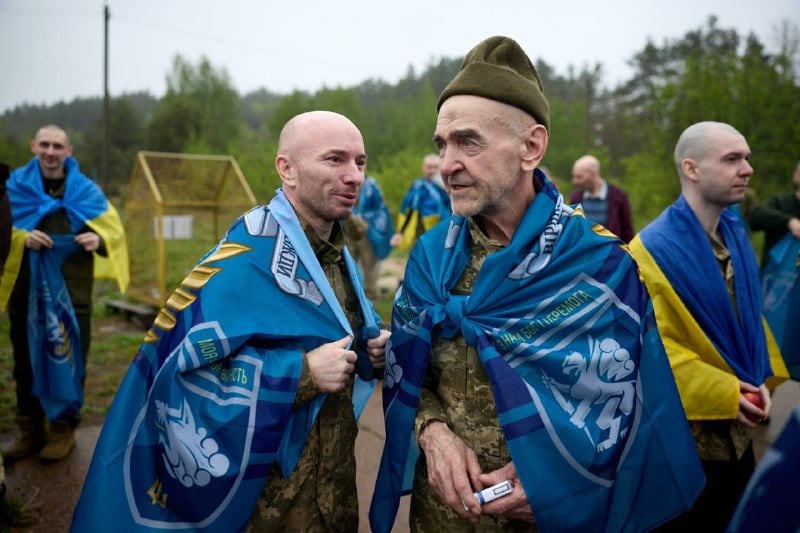 Soldados de las Fuerzas Armadas de Ucrania, la Guardia Nacional y el Servicio Estatal de Guardia Fronteriza regresaron del cautiverio ruso (@ZelenskyyUa)