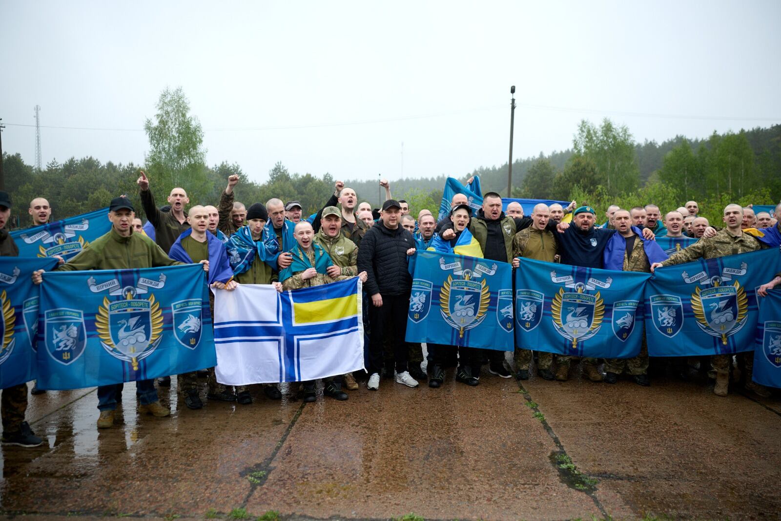 Soldados de las Fuerzas Armadas de Ucrania, la Guardia Nacional y el Servicio Estatal de Guardia Fronteriza regresaron del cautiverio ruso (@ZelenskyyUa)